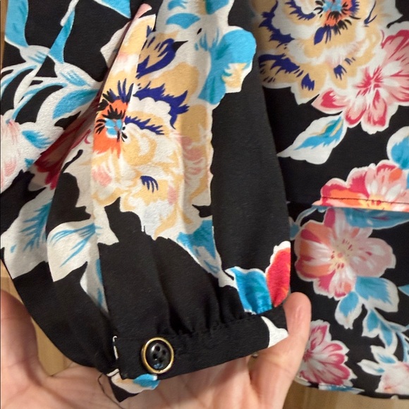 Yumi Kim Floral V-Neck Long Sleeve Blouse Black Pink & Blue Flowers Sz S - Picture 4 of 10